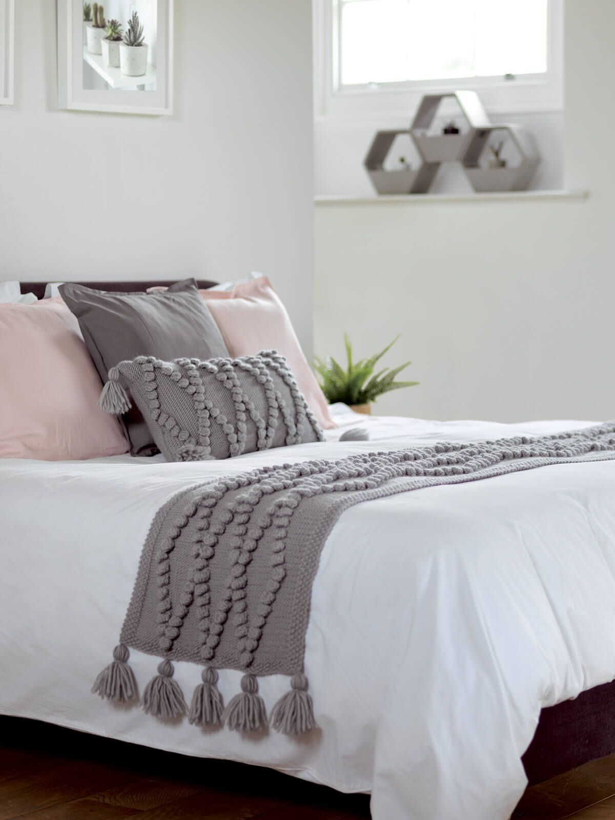 wys_retreat_chunky_roving_l_the_perfect_retreat_elysian_lattice_bobble_runner_and_cushion_01_v_72_1