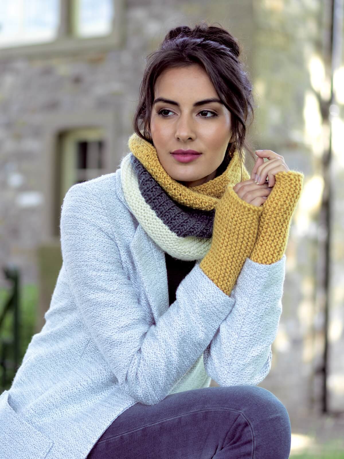 wys_retreat_chunky_roving_l_the_perfect_retreat_mudita_colour_block_snood_and_wrist_warmers_01_v_72_1