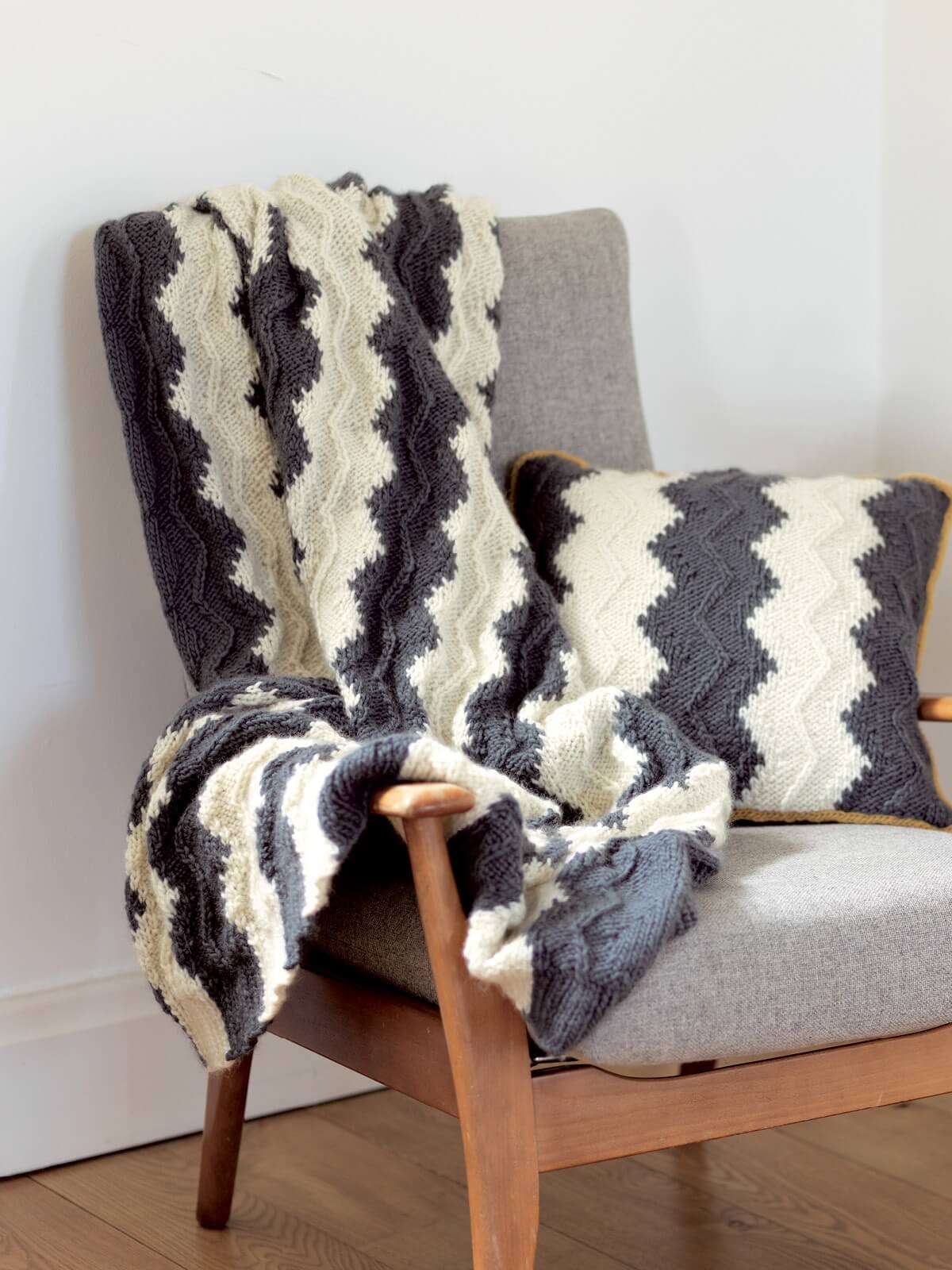 wys_retreat_chunky_roving_l_the_perfect_retreat_trouvaille_zigzag_blanket_and_cushion_01_v_72_1
