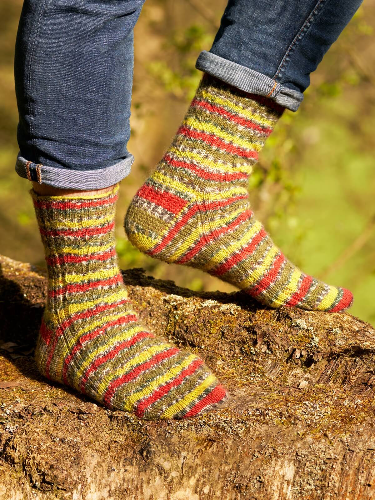 wys_signature_4ply_l_along_the_riverbank_green_woodpecker_mock_cable_socks_01_v_72