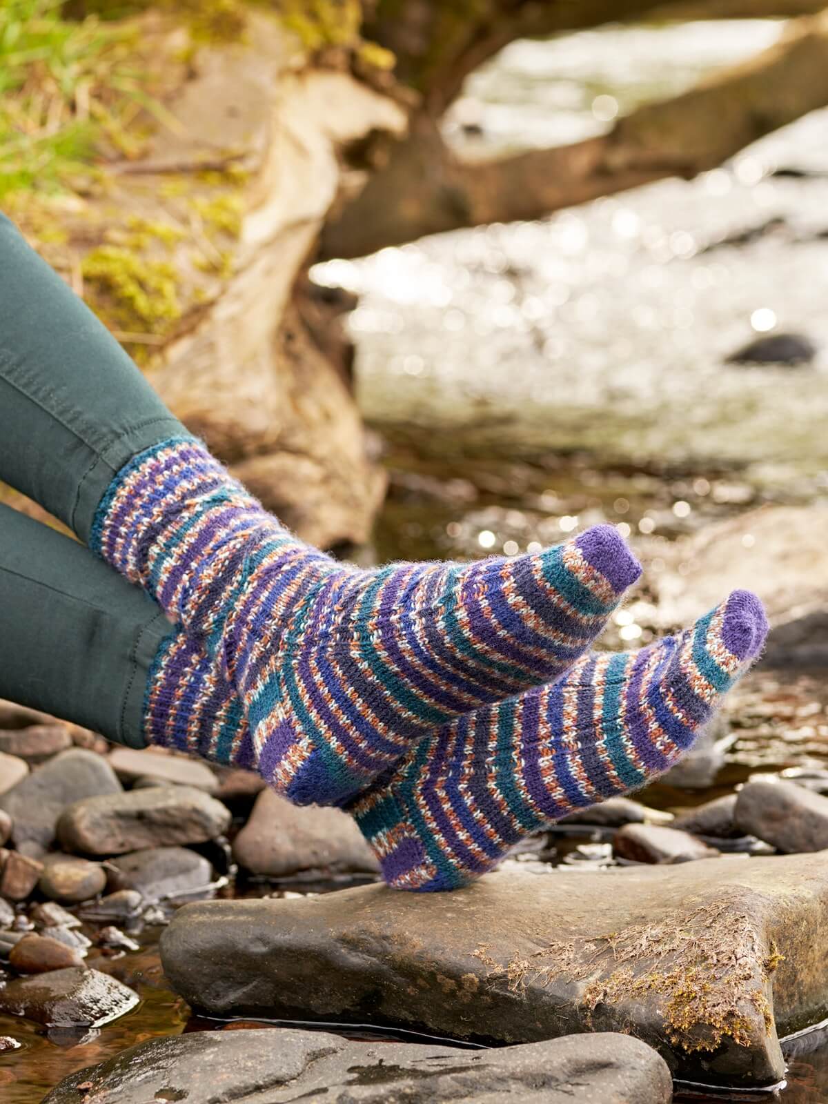 wys_signature_4ply_l_along_the_riverbank_starling_textured_socks_01_v_72