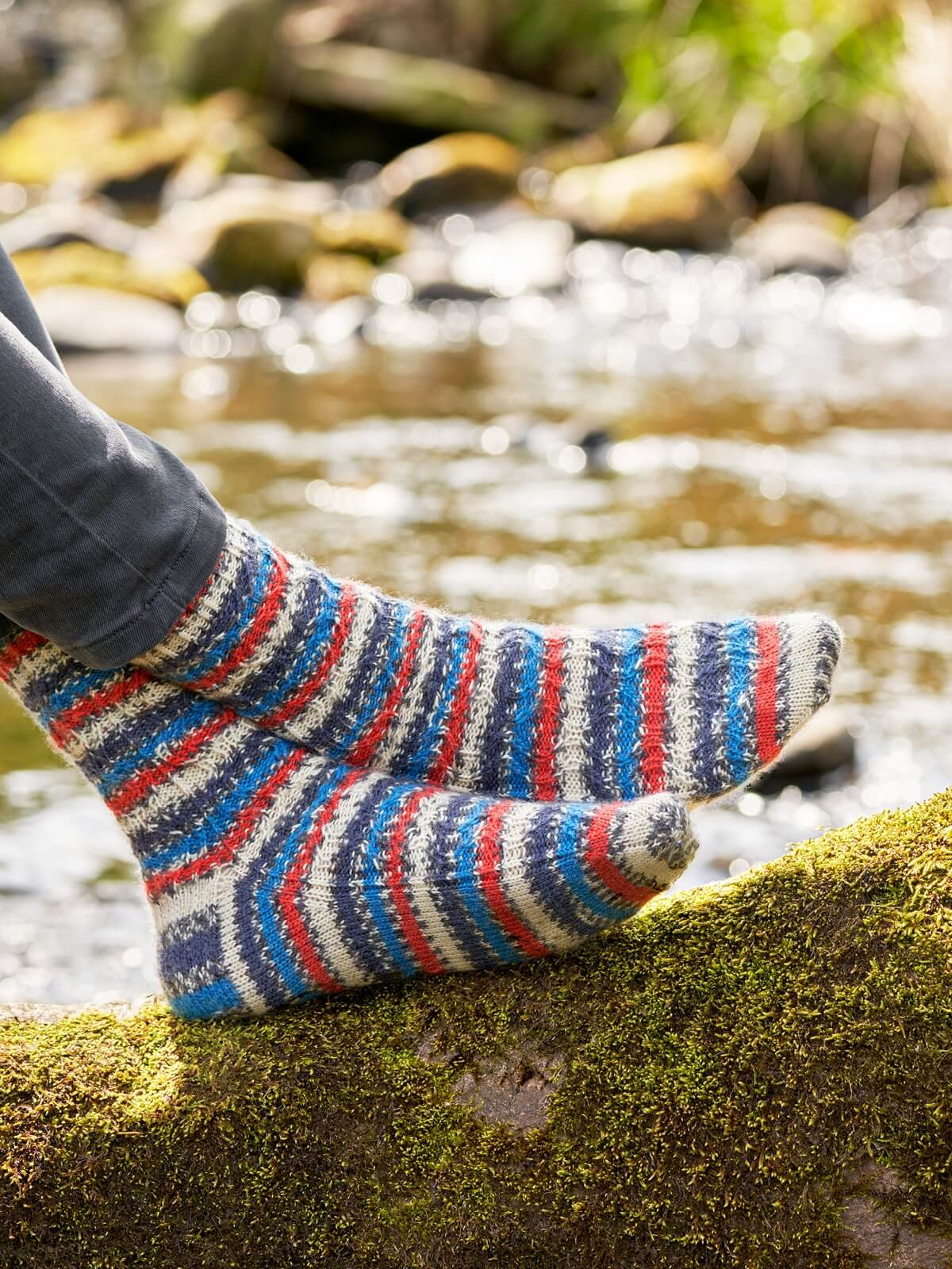 wys_signature_4ply_l_along_the_riverbank_swallow_hourglass_socks_01_v_72
